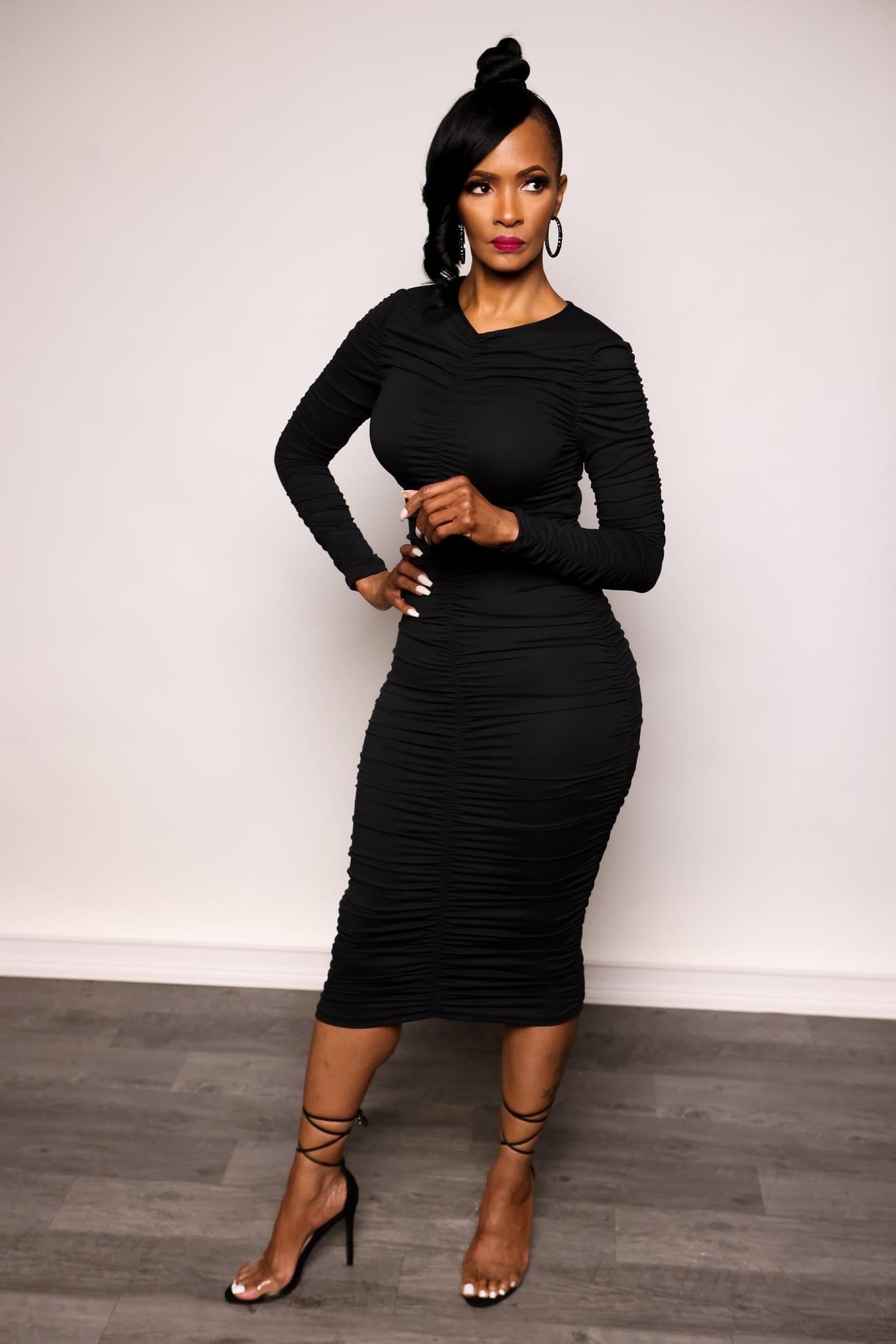 black midi ruched dress SEXY see – Classy Boutique 2026ss Sydney Sweeney Dazzles in calf length Color:Abstract Black
